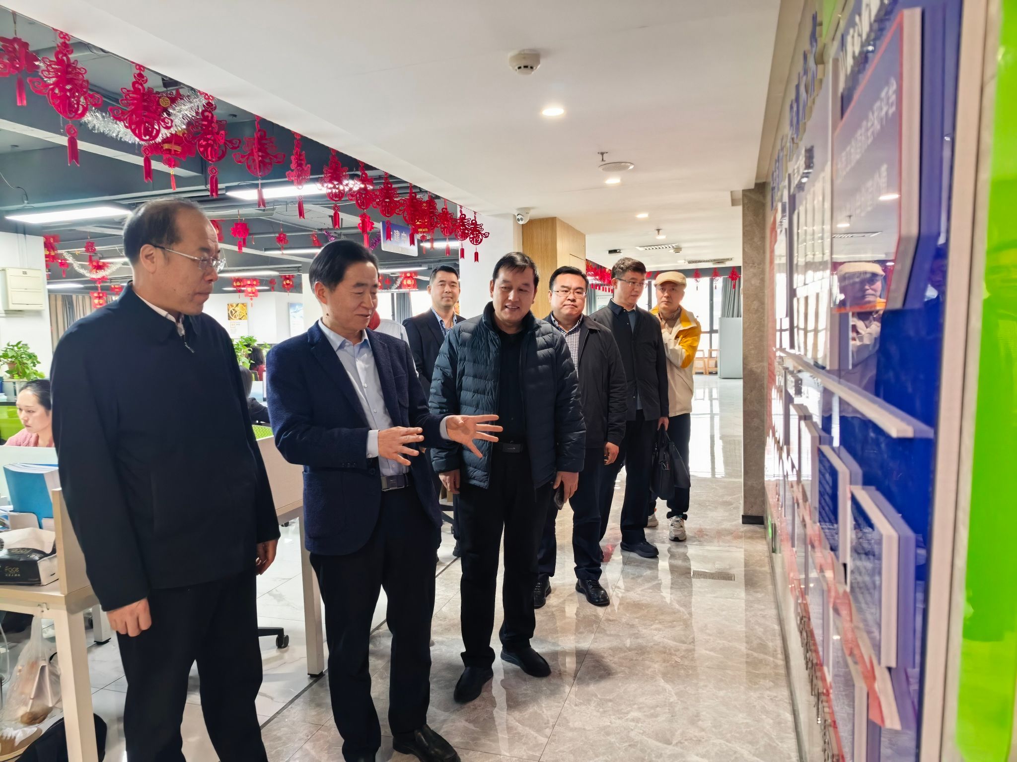 学校领导带队赴校友企业开展访企拓岗活动